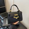 Bolsas de Design de Nicho para Mulheres 2025 Nova Bolsa Casual de Verão de Ombro Transversal Popular Este Ano Bolsa Pequena Quadrada de Mão