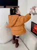 Ropa Infantil Estilo Coreano Nueva de Invierno 2026: Chaqueta de Algodón de Longitud Media, Amarilla Calabaza, Personalizada, con Gorro de Elfo, Forrada de Polar, Engrosada, para Niñas