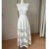 Novo design, elaborada costura de organza com bordado vazado, vestido sem alças, vestido branco para encontros, vestido longo