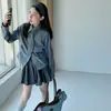 Conjunto de outono e inverno para meninas 2026: Doce visual preppy estilo coreano para meninas mais velhas, apresentando um colete de couro, camisa e saia plissada