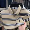 Camiseta Casual de Verano para Hombre, Manga Corta, Rayas Simples, Cuello Campana, Imitación de Algodón, Ropa para Hombre con Logo de Pony Bordado en el Pecho