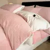 Juego de ropa de cama de cuatro piezas engrosado, cálido, de vellón de leche para invierno, con sábana rosa, funda de edredón y sábana bajera, diseñado para el dormitorio principal para crear una atmósfera lujosa y sofisticada