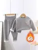 Conjunto de ropa interior térmica gruesa con forro de polar para niños y niñas, estilo de color liso de cintura alta para proteger el abdomen, otoño e invierno