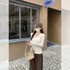 Suave y elegante top de punto ajustado con cuello en V para mujer, nuevo suéter versátil de otoño 2025 para mujer