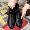 Botines Bajos de Piel Suave con Relieve para Mujer, Otoño/Invierno 2026, Botas Estilo Martin de Punta Fina con Lazo, Botas Individuales de Tacón Grueso de Moda
