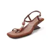 Dos tipos de alturas de tacón ~ Sandalias de dedo con cuentas estilo bohemio, modelo nuevo para combinar con faldas, tacón único, sandalias de moda de cuero genuino