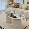 Mesa lateral redonda na cor creme, moderna, adequada para apartamentos pequenos, salas de estar e como uma mesinha de chá.; um conjunto simples de mesa de chá que também pode ser usado em pousadas