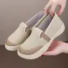 Zapatos de tela Old Beijing hechos a medida, transpirables, con suelas suaves, diseñados para madres, planos y antideslizantes, zapatos casuales para mujer