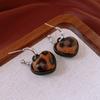 Brincos de leopardo com letras de amor de agulha de prata, brincos de moda retrô europeus e americanos, brincos de alto senso de nicho, temperamento, atacado, mulheres
