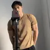 Camiseta de Punto Transpirable de Seda de Hielo Gris de Manga Corta para Hombre Verano Delgada Moderna Marca de Alta Gama Rayas Verticales Ajustada Media Manga