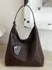 Popular bolsa de mano simple tejida para el día a día, bolsa de axila de diseño de nicho de alta estética, elegante bolsa de hombro de gran capacidad