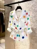 Camisa Feminina Branca com Bolinhas Pretas, Gola Reversível, Ajuste na Cintura, Design Estilo Francês, Manga Longa, Versátil, Slim Fit, para o Verão 2026, para o Trabalho