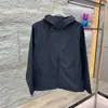 La chaqueta outdoor definitiva en relación calidad-precio, con corte 3D y fabricada con tejido de triple protección, con capucha, propiedades cortavientos e impermeables, apta tanto para hombres como para mujeres.