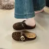 Sandalias tipo mule de suela gruesa estilo coreano para mujer, colección otoño/invierno 2026, adecuadas tanto para interiores como para exteriores, con detalle de hebilla y tacón oculto