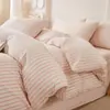 Novo conjunto de cama de quatro peças tingido no fio 100% algodão para uso doméstico, capa de edredom individual 100% algodão, colcha de algodão lavado, lençol de cama, conjunto listrado