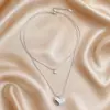Cadena de clavícula de doble capa con diseño de nicho, colgante de amor para mujer, collar de lujo ligero, collar de viajero, moda femenina, venta al por mayor.