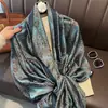 Nuevo Chal Exterior de Imitación de Seda Brocada con Estampado de Letras Estilo Europeo, Toalla de Playa, Bufanda para Mujer
