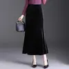 Moderna falda de terciopelo dorado estilo sirena para mujer, nueva falda lápiz de cintura alta para otoño e invierno 2026, falda de longitud media que se ajusta a la cadera