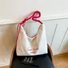 Bolso de Mano de Nylon con Tira de Hombro Plisada Estilo Coreano para Mujer 2026 Otoño/Invierno Nuevo Artículo Bordado con Letras Gran Capacidad Bolso de Mano Casual para Mujer