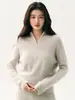Simples e estiloso para o trajeto - novo suéter de tricô 100% caxemira para mulheres, com um pequeno zíper semi-oculto de meia altura e um caimento macio e confortável.