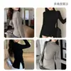 Camiseta de manga larga de color liso con cuello medio para mujer, corte ajustado, manga larga, camiseta básica para otoño e invierno con abertura lateral, top de capa interior