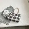Bolsa de gran capacidad a cuadros bbao Explosiva bolsa para mujer 2023 otoño e invierno Nueva bolsa de mano con borde de lana para estudiantes universitarios