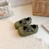 Sapatos infantis 2026 nova coleção de outono: Sapatos estilo princesa de bico fino estilo britânico para meninas, modernos e versáteis, adequados para estudantes e uso casual