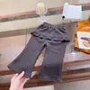 Conjunto de Dos Piezas para Niña con Blusa de Cuello Peter Pan a Rayas y Pantalones de Campana, Nuevo Estilo Casual para Primavera y Otoño 2026, Conjunto Infantil