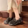 Elegantes zapatos de invierno peludos con estampado de leopardo para usar al aire libre, nuevo modelo de invierno 2026, populares en línea, cálidos zapatos de algodón slip-on de suela suave
