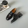 Zapatos de cuero bajos versátiles para mujer estilo británico con velcro, nuevos mocasines slip-on de otoño 2026 para mujer