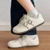 Tênis femininos populares estilo alemão, novos sapatos brancos acolchoados versáteis para primavera e outono de 2026, tênis esportivos femininos para estudantes