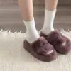 Pantuflas peludas negras retro de suela gruesa para mujer, adecuadas para usar en exteriores, nuevo estilo otoño e invierno 2026, pantuflas de algodón antideslizantes que aumentan la altura para personas menudas