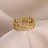 Anillo Sencillo Nuevo de Acero Inoxidable Dorado con Marco de Flor Hueca para Mujer con Pétalo Geométrico Anillo Abierto Joyería Transfronteriza