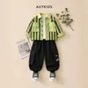 Conjunto de Camisa para Niños Otoño 2026 Nuevo Estilo Coreano Camisa a Rayas y Pantalones Jogger Cargo Conjunto de Dos Piezas para Niños Pequeños
