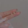 Aretes asimétricos de letras para mujer, temperamento simple, para dormir sin elegir, aretes XO en inglés para otoño e invierno 2024 nuevos