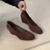 Sapatos de moda retrô super macios de pele de ovelha, slip-on baixos para mulheres, nicho, bico redondo, salto plataforma, salto alto para o trabalho