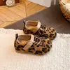 Zapatos de cuero retro con estampado de leopardo para niños, nuevo estilo otoño 2026, zapatos casuales de moda para niñas, mocasines de corte bajo para bebés y niños pequeños