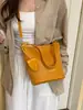 Bolso tejido de moda de gran capacidad para mujer, nuevo modelo de verano 2026, bolso de cubo simple para hombro cruzado de uso diario