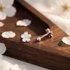 Pendientes de flor de cerezo de plata pura S999 para mujer, lujo ligero y sensación de alta gama, pendientes de flor simples y elegantes de rosca, venta al por mayor