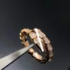Pulsera con Forma de Serpiente Baojia para Mujer Chapada en Oro Rosa de 18K Cabeza y Cola de Nácar Pulsera de Hueso de Serpiente Completa Pulsera Anillo de Pareja