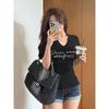 Camiseta Regular de Hombro para Mujer 2026 Verano Nuevo Estilo Estilo Chica Popular Manga Corta Cuello en V Moda Estampado Juvenil Letra Top Adelgazante