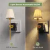 Luz nocturna enchufable, un artículo nuevo y popular para ventas transfronterizas: GY253, con una pantalla de tela plisada, diseñado para la decoración de dormitorios y baños, con funciones de control de luz y detección de movimiento, ideal como lámpara de noche