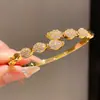 Pulsera con cierre de patrón trenzado de circonita cúbica chapada en oro de 18 quilates, una pulsera lujosa y de alta gama, un accesorio de moda transfronterizo europeo y americano para mujer