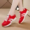 Sapatos Femininos Plus Size Transfronteiriços, Novos Tênis Esportivos de Couro Respirável, Estilo Coreano Tênis de Corrida Pai Casuais com Solado Grosso e Macio