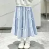 Conjunto de Falda Estilo Universitario para Niñas: Conjunto de Dos Piezas con Camisa Patchwork Falsa con Sudadera de Cuello V y Falda Larga Elegante