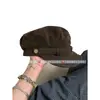 Muy fácil de llevar, el sombrero octagonal de gamuza color marrón Maillard para mujer tiene un aire invernal, con la copa plana y un estilo de boina vintage de repartidor de periódicos.