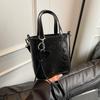 Bolsa Quadrada Pequena Casual Nicho de Moda Trendy 2025 Primavera Nova Estilo Ocidental Simples Bolsa Transversal de Ombro Feminina