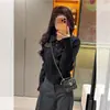 Suéter de tricô com gola polo estilo universitário para mulheres, design de outono e inverno, suéter de trança único, macio e aconchegante, adequado como top de base