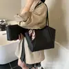 Bolso de cubo retro casual para mujer, gran capacidad, 2026, simple y elegante, adecuado para el trabajo y los desplazamientos, bolso de hombro con un aspecto sofisticado y elegante