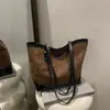 Bolsa de Hombro con Hilo de Bordar de Gran Capacidad Estilo Retro 2025 Nuevo Estilo Empalmado Informal Acolchada Moda para Viajes Diario para Mujer